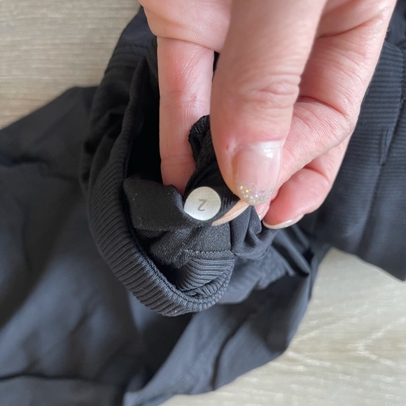 Black studio crop - Picture 3 of 8